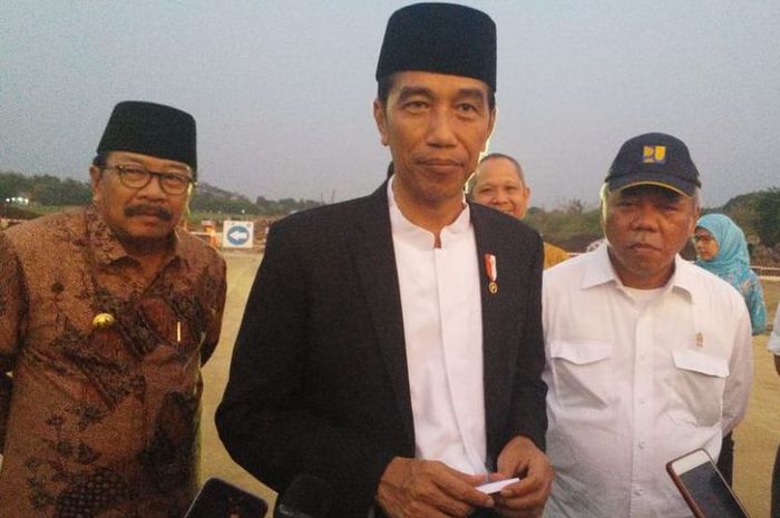 Jokowi saat meninjau proyek Tol Gempol-Pasuruan (12/5/2018)