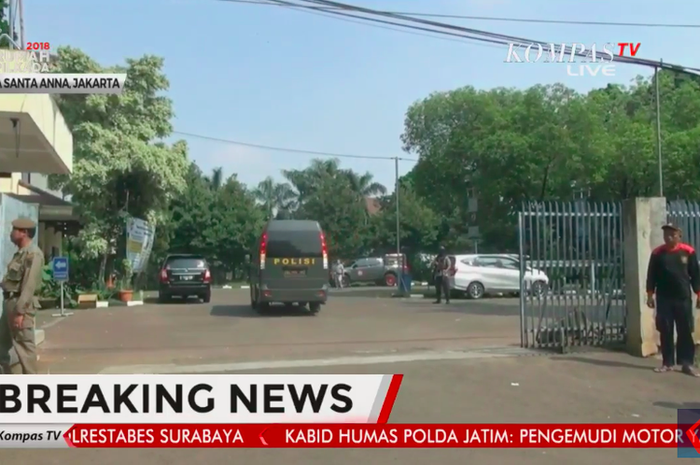 Gereja Santa Anna, Duren Sawit, Jakarta Timur dikabarkan dilempari tas misterius dari dalam Toyota Avanza