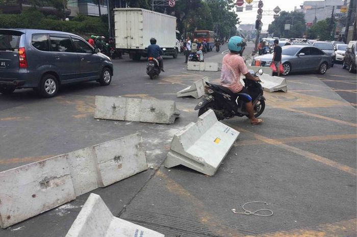 warga bongkar pembatas jalan di salah satu simpang di Mampang Prapatan