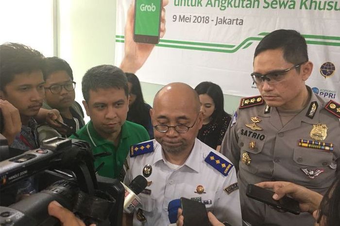 (ki-ka) Managing Director Grab Indonesia Ridzki Kramadibrata; Kepala BPTJ, Bambang Prihartono dan Perwakilan Korlantas Polri, AKBP Satrio Wibowo dalam sosialisasi ganjil genap untuk angkutan sewa khusus di Jakarta