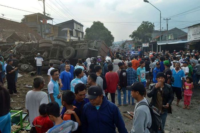 Sejumlah warga memperhatikan lokasi tempat terjadinya kecelakaan truk di jalur tengah Tegal-Purwokerto, Desa Jatisawit, Bumiayu, Brebes, Jawa Tengah, Minggu (20/5/2018)