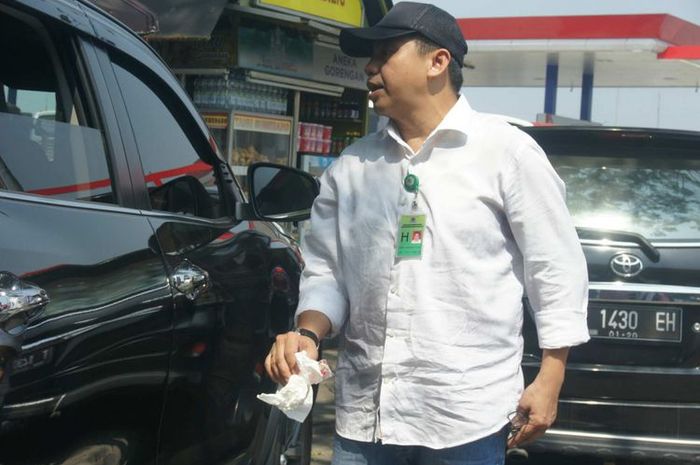 Direktur Pengelolaan Sampah KLHK menegur pemudik yang kedapatan membuang sampah sembarangan di km 57 tol Jakarta-Cikampek,  