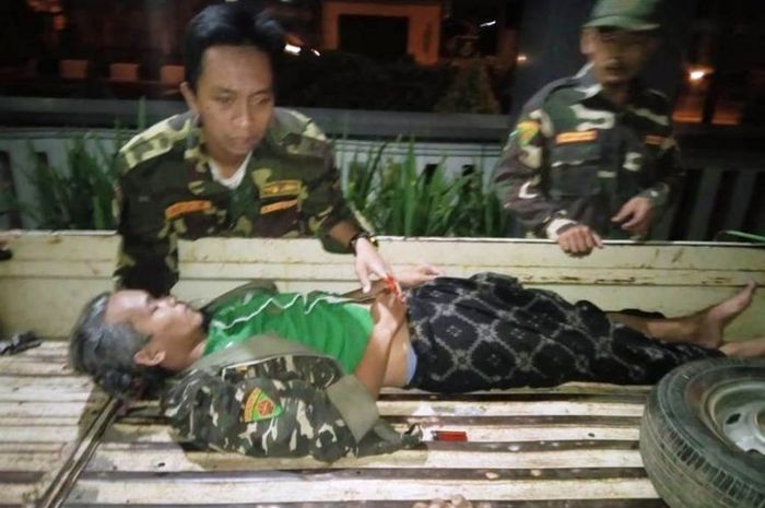 Salah satu anggota Barisan Ansor Serbaguna (Banser) Ungaran yang tertabrak motor pemudik, Irawan (31) saat dirujuk ke RS di Semarang.