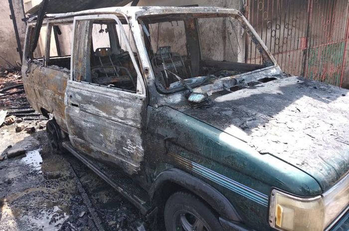 Toyota Kijang menjadi penyebab terbakarnya saatu rumah saat dipanaskan mesinnya di dalam garasi