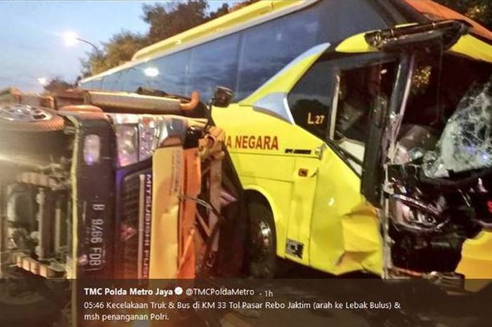 Kecelakaan bus VS Truk di tol Pasar Rebo, 2 orang terluka