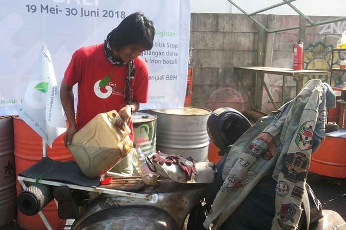 Dimas Bagus Widjanarko, turing dari Jakarta-Bali pakai Vespa Lawas berbahan bakar sampah plastik