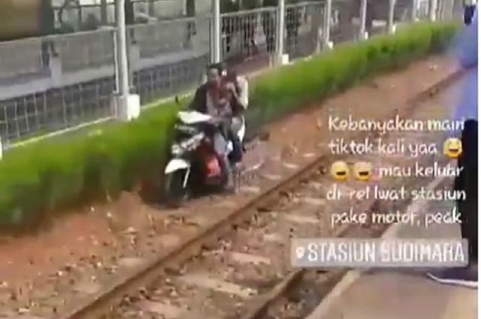 Pemotor yang melintas di jalur rel kereta api