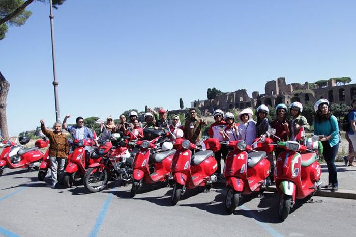 Vespa nuansa merah putih ikuti fun ride di Roma, Italia gagasan Duta Besar di Italia