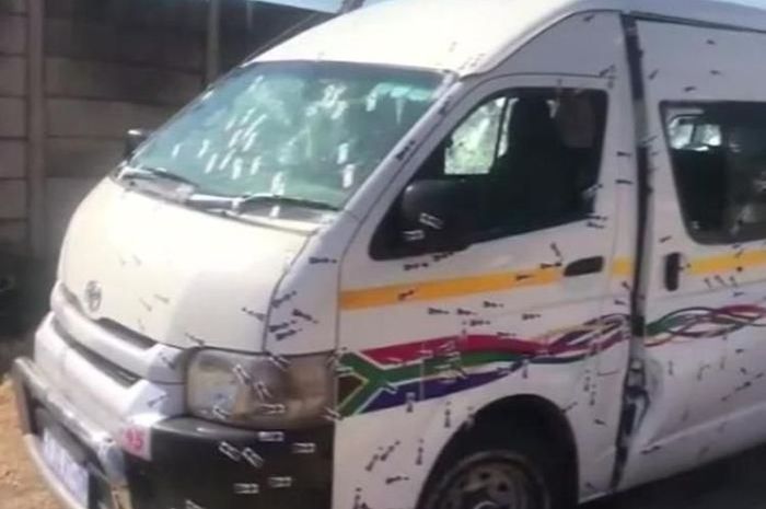 Toyota Hiace yang mengangkut rombongan sopir taksi yang diberondong peluru di Afrika Selatan