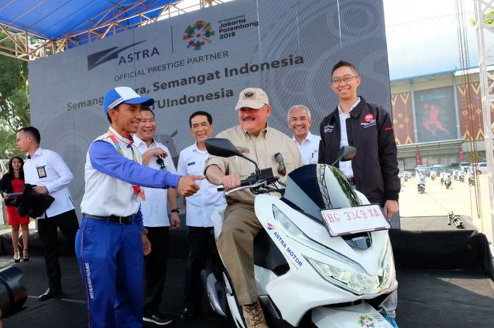 Penyerahan 50 unit Honda PCX dari Astra Motor Sumsel kepada panitia penyelenggara Asian Games 2018 Palembang  