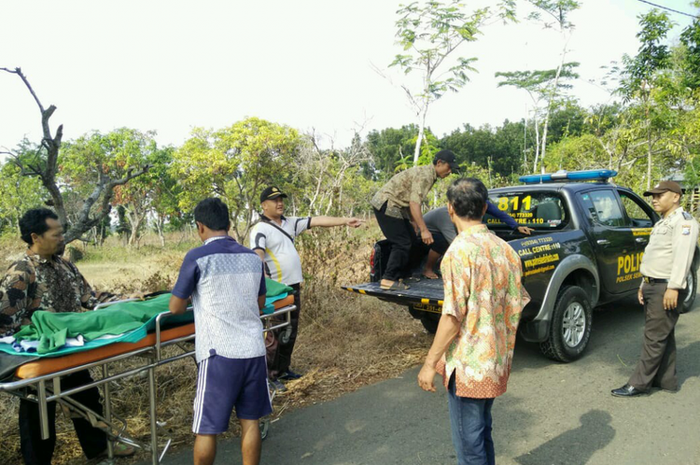 Proses pemindahan jenazah dari ambulan ke mobil patroli Polsek Semen, Kediri, Jawa Timur.