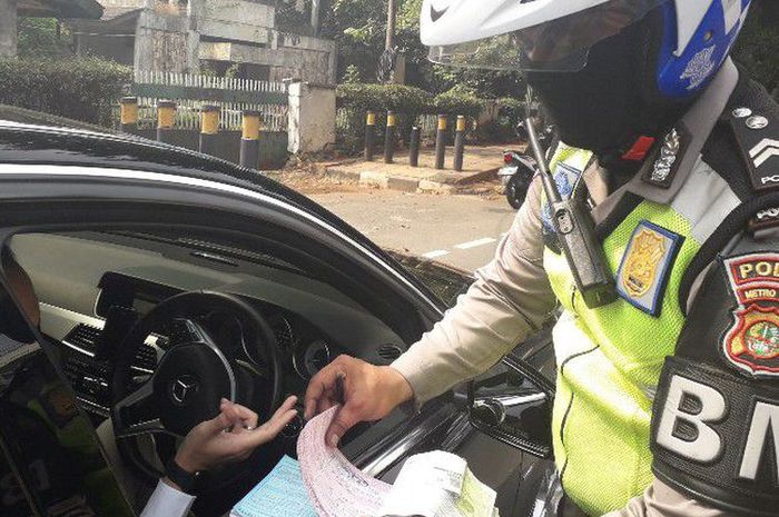 Seorang pengendara Mercedes-Benz terkena tilang ganjil - genap jelang Asian Games di Tomang, Jakarta