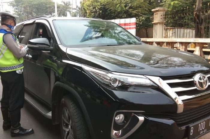 Toyota Fortuner yang ditilang polisi karena masuk pembatasan tanggal ganjil pakai pelat nomor genap