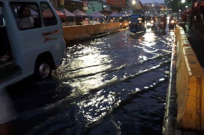 Jalan Jatibaru Tanah Abang tergenang air setinggi mata kaki pada Kamis (2/8)