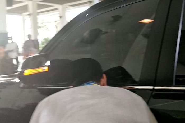 Sandiaga Uno mencium mobil dinasnya sebagai salam perpisahan sebagai Wagub DKI di Jakarta (10/8/2018)