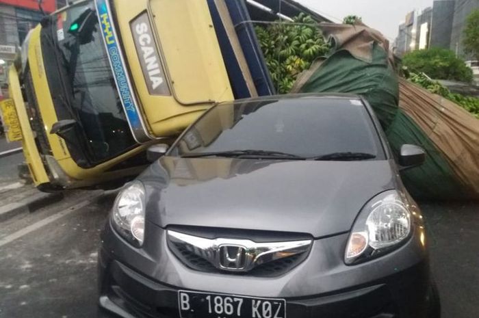 Truk bermuatan pisang, menimpa Honda Brio di Jakarta Barat