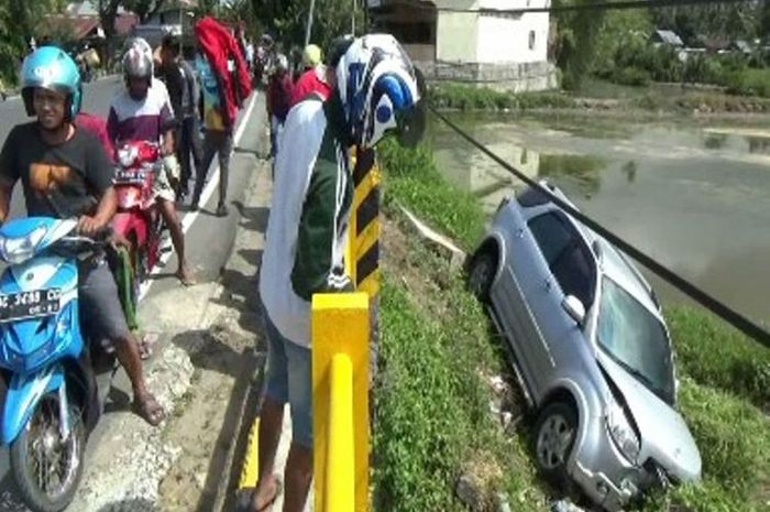 Toyota Rush terjun ke dalam sungai Sarampu, Polewali Mandar, Sulawesi Barat