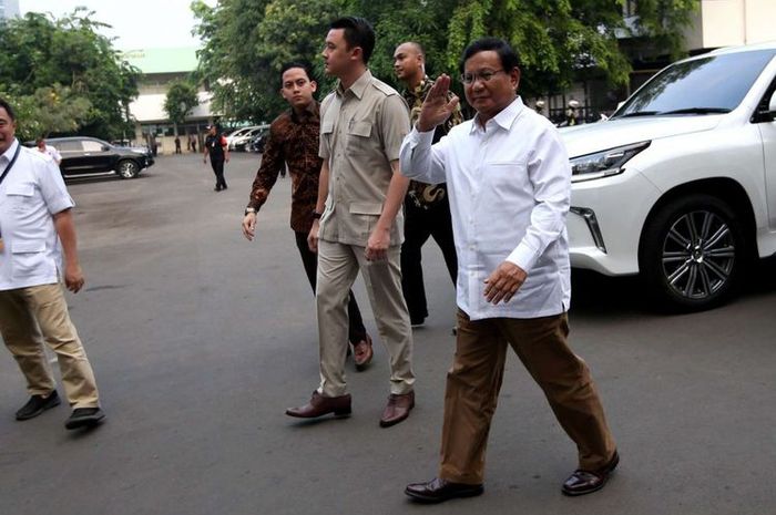 Prabowo Subianto sesaat setelah turun dari Lexus LX570 di RSPAD Gatot Subrono, Jakarta
