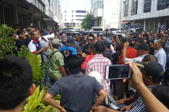 Ratusan Pengemudi Go-Car kembali geruduk kantor Go-Jek di Batam