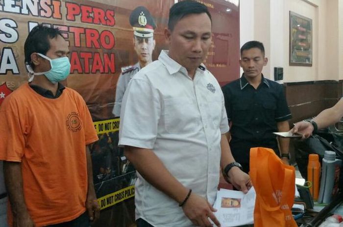 Kasat Reskrim Polres Metro Jakarta Selatan, AKBP Stefanus Tamuntuan,  merilis kasus oli palsu, Selasa (21/8/2018).