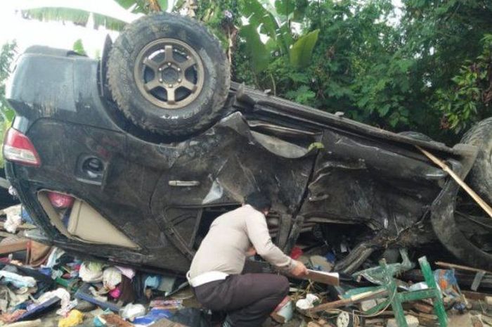 Toyota Fotuner tergelincir dan menimpa rumah