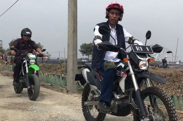 Presiden Joko Widodo mengendarai motor trail Kawasaki KLX 150 meninjau lokasi tambak udang dan ikan
