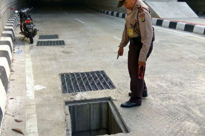 Penutup saluran air di underpass Mampang-Kuningan kembali hilang, Rabu (22_8_2018)