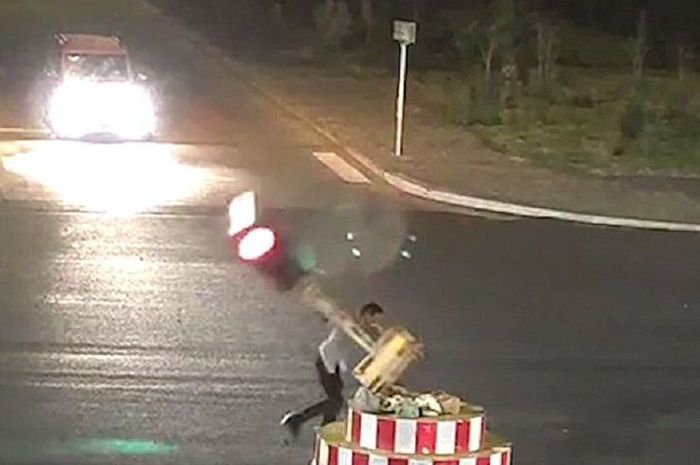 Pria di China robohkan lampu lalu lintas karena lama tak kunjung hijau