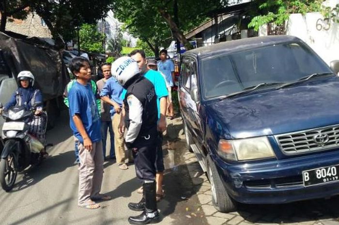 Ilustrasi. Petugas Suku Dinas Perhubungan dan Transportasi Jakarta Selatan merazia parkir liar di Jalan Pengadegan Utara, Pancoran, Jakarta Selatan