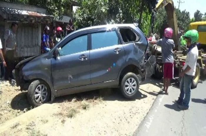 Toyota Avanza hajar tembok dan masuk parit karena sopir mengantuk