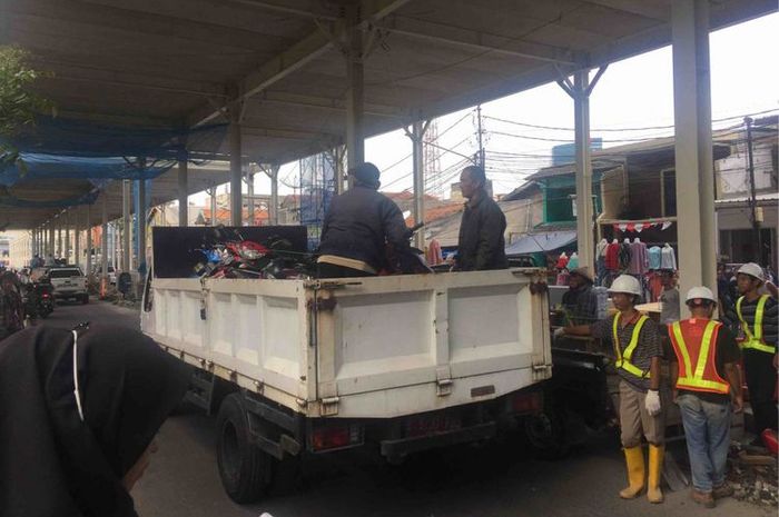sejumlah motor diangkut paksa petugas Dishub karena nekat melintas dan parkir di Jl Jatibaru, Jakpus
