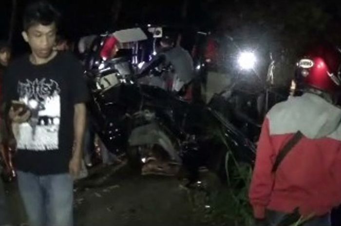 Mobil Pikap nyungsep masuk sungai saat mengangkut delapan orang