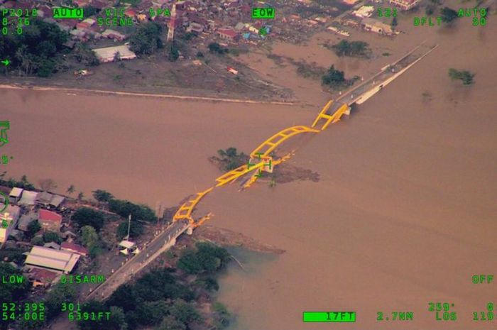 Jembatan Kuning Ponulele hancur karena gempa dan tsunami