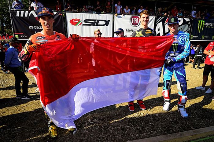 Pembalap MXGP membentangkan bendera Indonesia, tanda turut belasungkawa