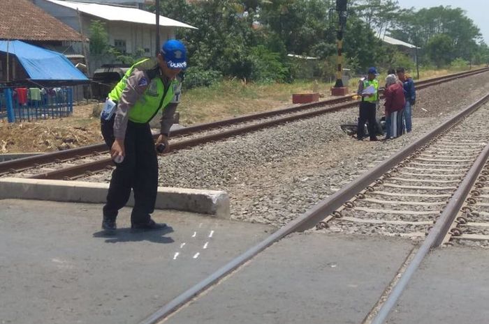 Polisi Olah TKP pemotor wanita tertabrak kereta api di Kendal