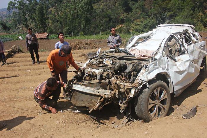 Honda CRV yang terjun ke jurang sedalam 100 meter di  Magetan Jawa Timur sempat terguling hinga 4 kali sebelum ringsek di kebun sayur