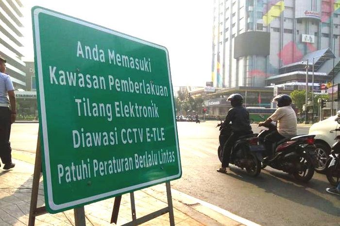 Sebuah plang peringatan area tilang elektronik (E-TLE) di Jalan Sudriman-Thamrin, Jakarta Pusat