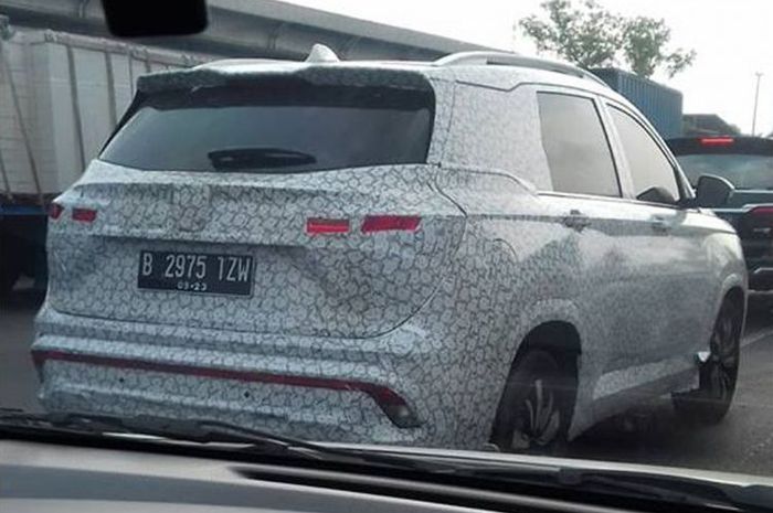 Foto tangkapan warga net yang diduga SUV Wuling(Facebook)