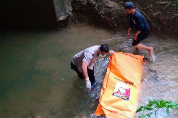 Penemuan mayat sopir travel yang tewas di bunuh dan dirampok mobil serta ponselnya di Sumatera Selatan