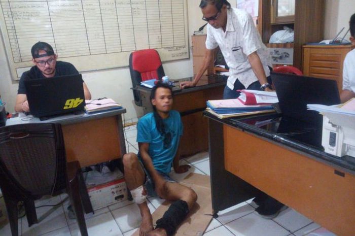 Feriansyah (32) tersungkur di kantor Polresta Plembang setelah kedapatan mencuri Vespa tetangganya
