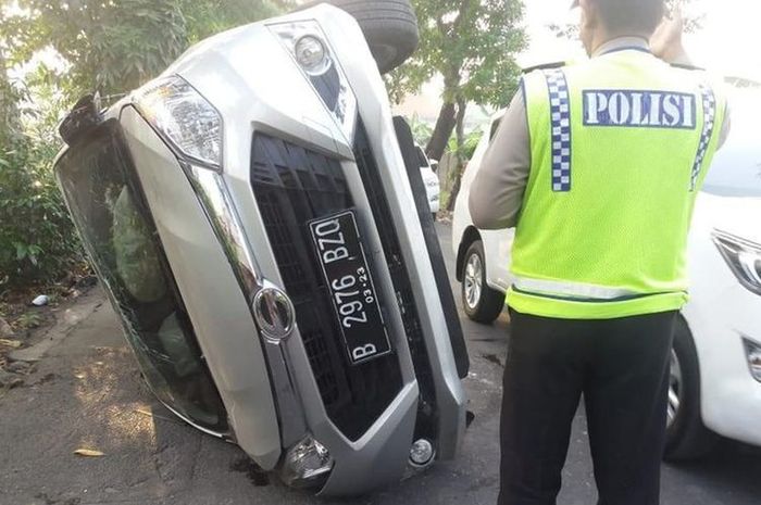 Mobil terguling di Surabaya karena sandal jepit