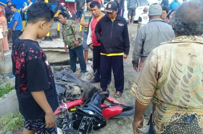 Bangkai motor yang bekas ditabrak kereta api jurusan Jakarta-Surabaya di Desa Kuwaron, Kecamatan Gubug, Rabu (24/10/2018)