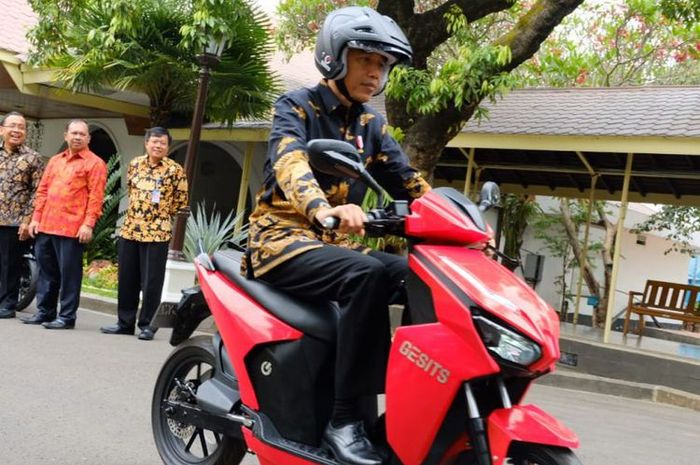 Presiden Joko Widodo menjajal motor listrik Gesits di Istana Kepresidenan, Jakarta, Rabu (07112018).