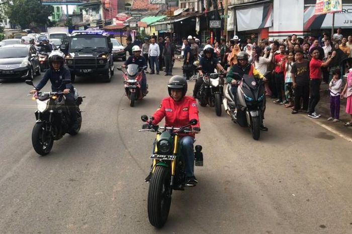 Presiden Joko Widodo berjaket merah menunggangi motor barunya bergaya tracker menuju Pasar Anyar Kota Tangerang, Banten, (4/11/2018)