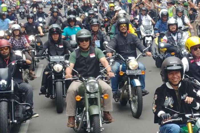 Presiden Jokowi riding bersama  komunitas motor Bandung dengan Kawasaki W175 Bobber milikinya, Minggu (11/11/2018)