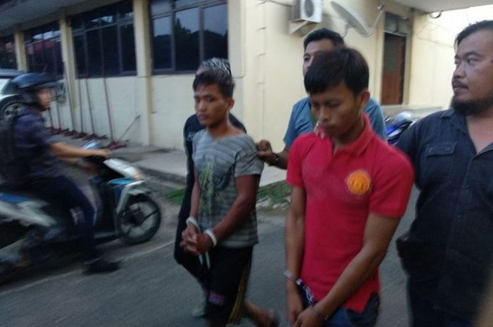 Acundra dan FR dua pelaku pembunuhan Sofyan (45) sopir taksi online, saat digiring ke Polda Sumsel, Sabtu (17/11/2018).(KOMPAS.com / Aji YK Putra ) 