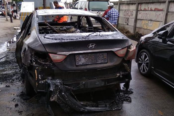 Mobil terbakar di samping Tol Cijago, Cimanggis, Selasa (20/11/2018).