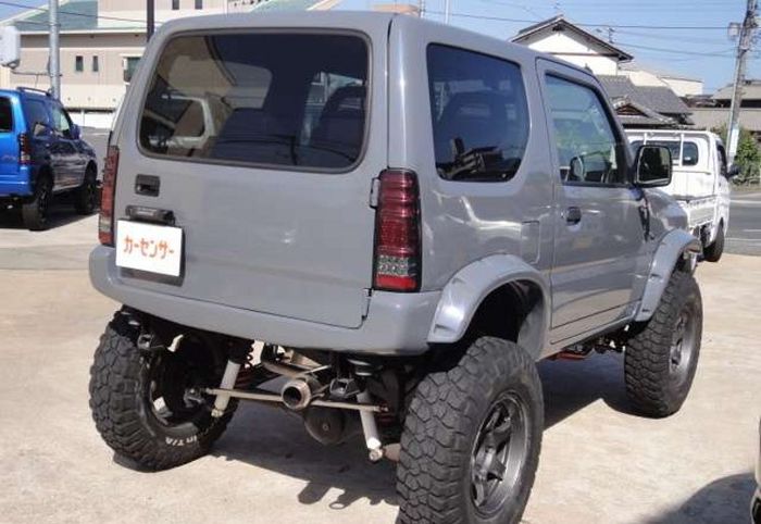 Suzuki Jimny generasi ketiga dengan ubahan bodi dan kaki-kaki