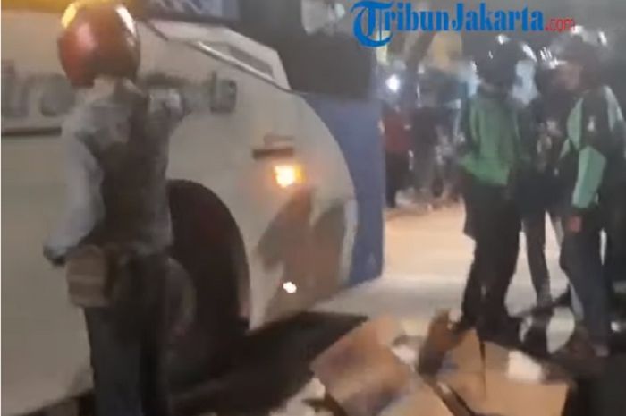 Seorang pengendara ojek online tewas terlindas bus Transjakarta 