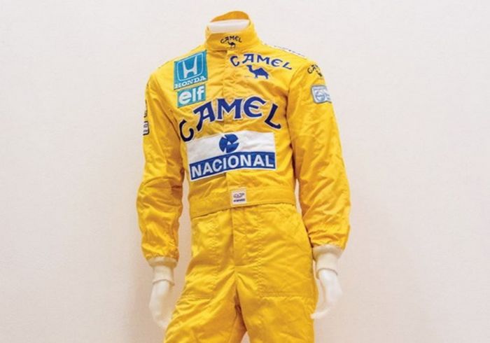Inilah baju balap berwarna kuning terang yang pernah dipakai Atryon Senna pada 1987 dan kini masuk rumah lelang